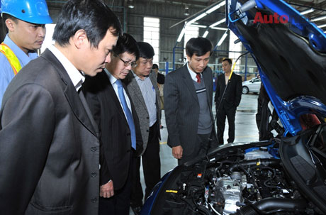 Chuyên gia Ford Việt Nam giới thiệu cho đoàn quan khách khám phá động cơ EcoBoost