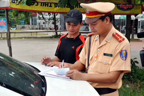 Tước giấy phép lái xe gần 450.000 trường hợp vi phạm
