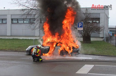 Những vụ cháy đều xuất phát từ động cơ của 911 GT3 2014