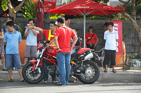 Khách hàng tham gia lái thử khá hào hứng và vui vẻ với hướng dẫn của nhân viên Ducati