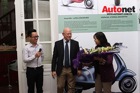 Đại diện Piaggio trao hoa cho nữ họa sỹ Thắm Pôông