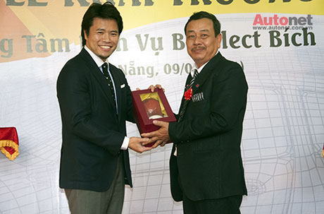 Đại diện Bridgestone VN trao chứng nhận cho trung tâm B-Select Bích Hiền