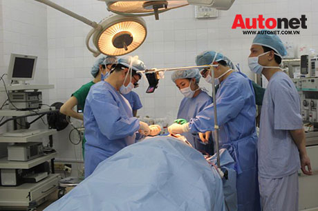Các bác sỹ đang phẫu thuật nhằm mang tới nụ cười cho các trẻ em dị tật