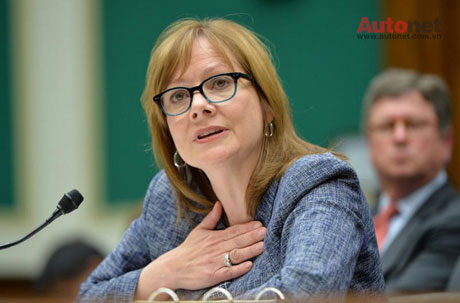Tân CEO GM, bà Mary Barra trong buổi họp ngày 2/4