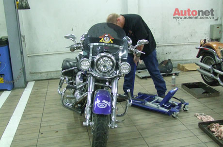 danh “phù thủy động cơ” tại khu bảo trì của Harley-Davidson
