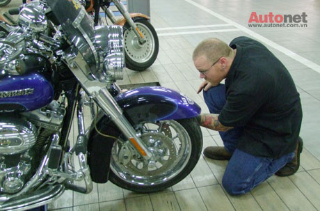 danh “phù thủy động cơ” tại khu bảo trì của Harley-Davidson