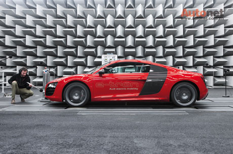 Audi R8 e-Tron đang được đo thử độ ồn, âm thanh phát ra, sau đó các kĩ sư sẽ 'sáng tác' riêng cho nó một tiếng ồn đặc thù