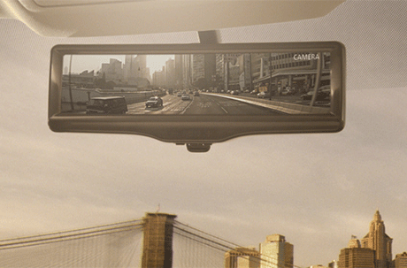 Gương chiếu hậu thông minh giúp tài xế quan sát tốt hơn khi đi trong đô thị...