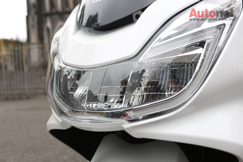 Honda PCX chính là cụm đèn LED được trang bị cho cả phần đầu và đuôi 