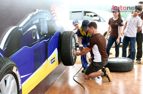 Đồng hành cùng sự kiện off-road của Mercedes còn có hãng lốp Michelin. Khu tư vấn của họ hu tư vấn  đem lại kĩ năng lựa chọn sản phẩm lốp, thay lốp đúng cách.