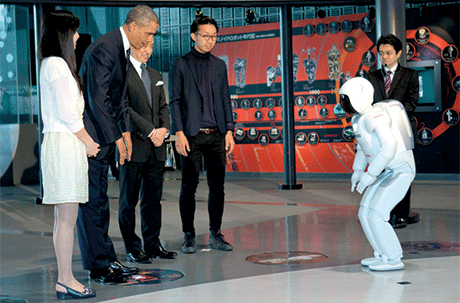 Tổng thống Obama đá bóng với robot Honda ASIMO