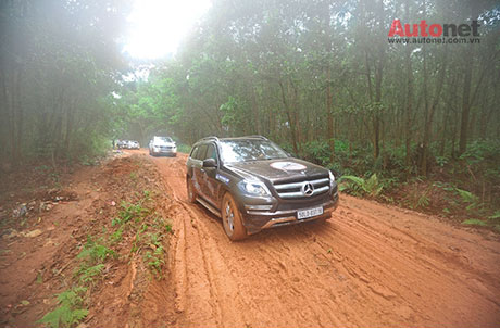 Chiếc GL của Mercedes-Benz tự tin vượt qua địa hình bùn lầy trơn trợt cùng Lốp MICHELIN