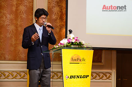 Đại diện Dunlop giới thiệu về các ưu điểm mà lốp mới mang lại