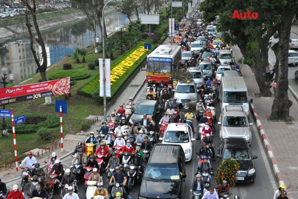 Mật độ dân cư cùng số lượng các phương tiện giao thông tại những đô thị như Hà Nội ngày càng trở nên đông đúc và chật chội.