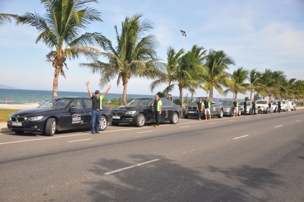 Đoàn dừng chân chụp ảnh kỷ niệm tại bãi biển Đà Nẵng