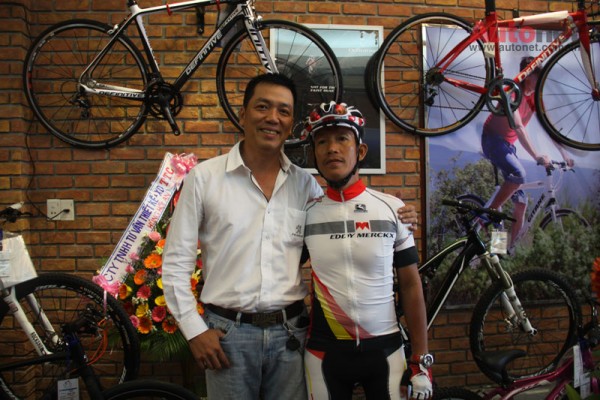 Chủ nhiệm Clb xe đạp Đà Nẵng cùng giám đốc Đại lý VeloChic miền trung