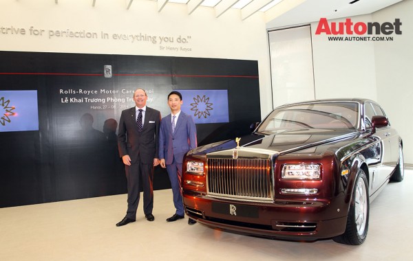 Sự kiện khai trương đại lý RollsRoyce đầu tiên tại Việt Nam có sự góp mặt của ông Paul Harris - Giám đốc Rolls-Royce khu vực châu Á - TBD