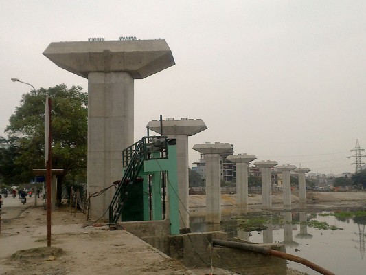 Tuyến đường sắt trên cao Cát Linh - Hà Đông đang được xây dựng qua hồ Đống Đa.