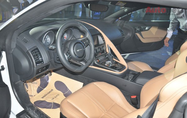 Khoang nội thất của Jaguar F-Type chỉ có hai chỗ ngồi và ghế thiết kế ôm sát thân người lái