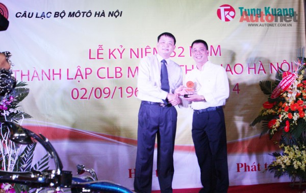Trao kỷ niệm chương cho ông Nguyễn Văn Lân với những đóng góp cho Clb