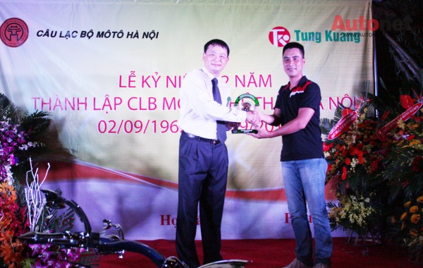 Nhận kỷ niệm chương từ đại diện Club Ducati Hà Nội