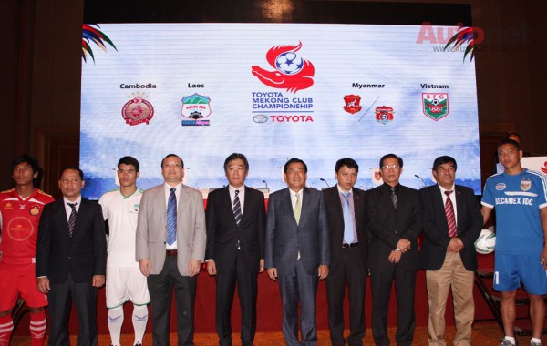 Ban lãnh đạo Toyota chụp ảnh lưu niệm cùng các cầu thủ đại diện cho 4 Câu lạc bộ tham dự giải.