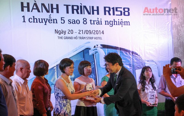 Ông Hiroyuki Saito-TGD Bridgestone Việt Nam trao chứng nhận “Trải nghiệm thực tế R158” cho khách hàng tham dự
