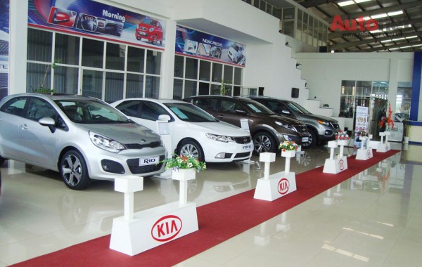 vị trí thứ nhất và thứ hai liên tục là sự hoán đổi giữa Toyota VN và Trường Hải (Thaco)