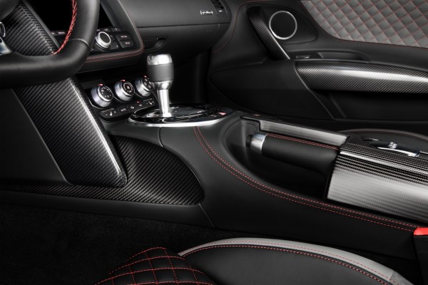 Audi R8 mới được trang bị động cơ V10 5.2L sản sinh công suất lên đến 570 mã lực cùng hộp số 7 cấp S-tronic và hệ thống dẫn động 4 bánh Quattro.