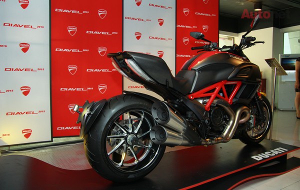 Ducati Diavel 2015 sở hữu thiết kế bắt mắt và hiện đại hơn với những cải tiến mới