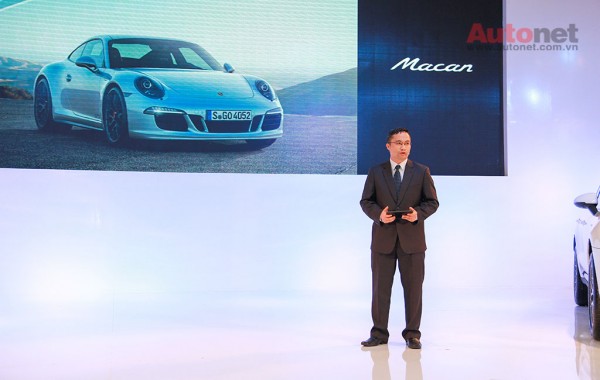 Ông Cao Duy - Giám Đốc Bán Hàng của Porsche Việt Nam giới thiệu về Macan.