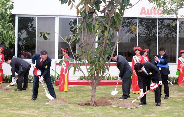Bộ trưởng Bộ Công Thương Vũ Huy Hoàng cùng ban lãnh đạo nhà máy Bridgestone trồng cây lưu niệm nhân buổi lễ khánh thành  