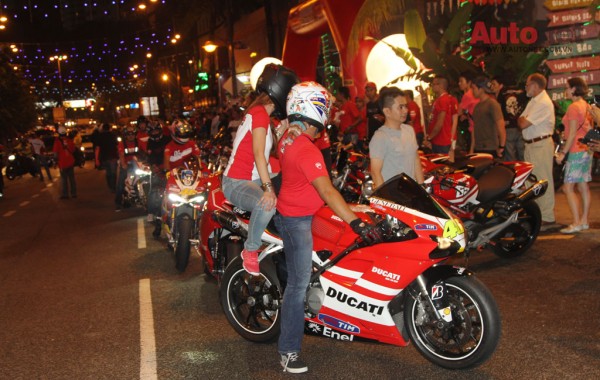 cả ngày lẫn đêm - từng tốp, từng đoàn xe Ducati nối nhau về đây dự đại hội