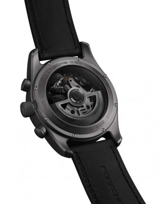 Những chiếc đồng hồ mới này được thiết kế hoản toàn trong màu đen mờ huyền ảo nhằm tạo được sự tương phản tối đa.