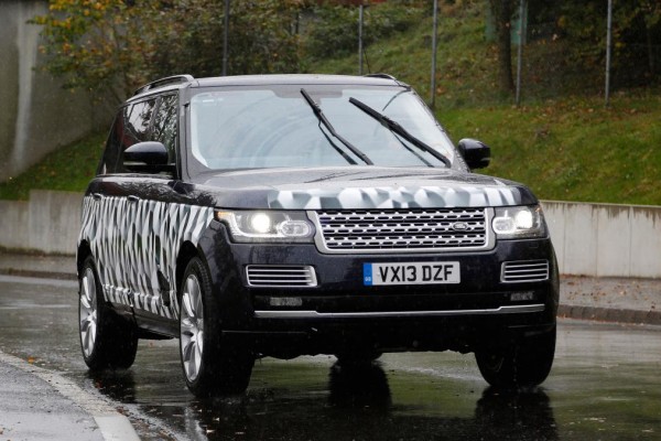 Phiên bản Range Rover Ultimate bị bắt gặp trên đường chạy thử được ngụy trang khá sơ sài.