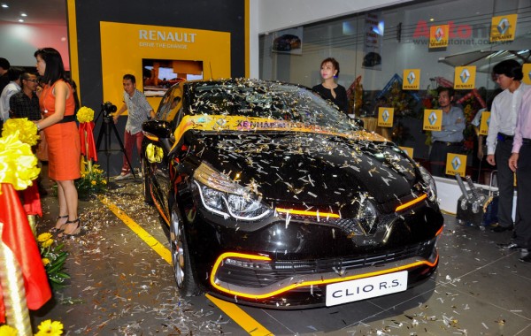 Mẫu xe thể thao Clio RS tạo điểm nhấn và thu hút sự chú ý trong lễ khai trương.