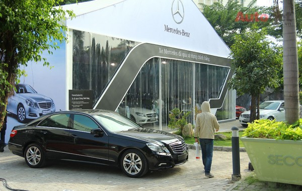 Gian hàng của Mercedes-Benz ngoài trời.