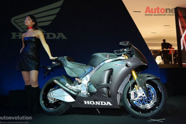 honda-unveils-rc213v-s-road-legal-hyperbike-prototype-at-eicma-2014-live-photos_1