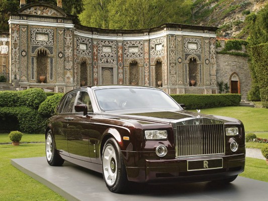 Rolls-Royce Phantom chiếm ưu thế trong doanh số bán hàng năm trước.