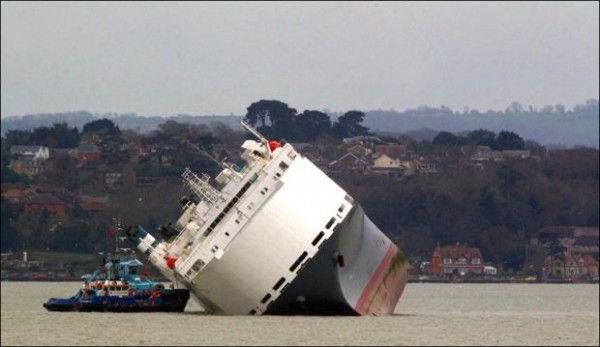 Con tàu đang gặp nạn với hàng ngàn chiếc xe sang bên trong