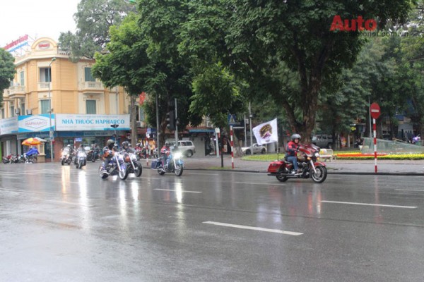Hơn 40 thành viên trong và ngoài nước yêu thích Harley-Davidson đã có buổi diễu hành quanh Hà Nội