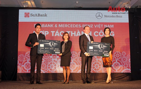 Nghệ sỹ Violon Bùi Công Duy và Á hậu Huyền My là những khách hàng đầu tiên sở hữu thẻ Mercedes Platinum do SeABank phát hành