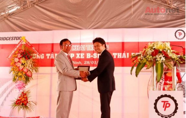 Giám Đốc Điều Hành Bridgestone Việt Nam trao chứng nhận cho B-Shop Thái Phùng