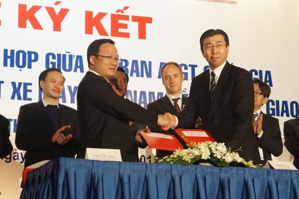 Cái bắt tay giữa đại diện Uỷ ban ATGT quốc gia - ông Khuất Việt Hùng và đại diện VAMM - ông Minoru Kato trong buổi họp báo 