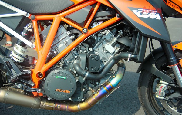 Bộ khung sườn mắt cáo với màu cam đặc trưng của nhà KTM