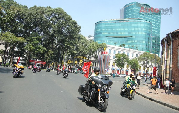 Đoàn xe diễu hành quanh trung tâm TP HCM trước khi kết thúc