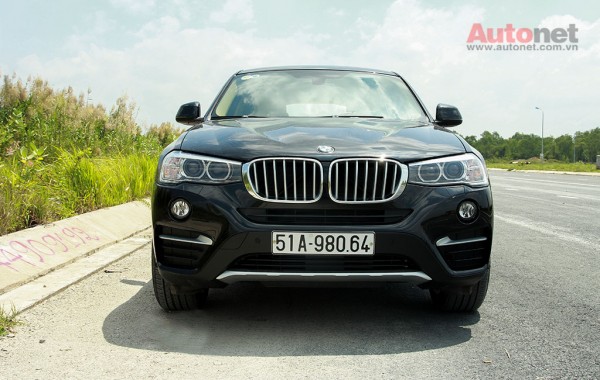 BMW X4 được trang bị cặp đèn pha xê-non cỡ lớn đặc trưng của dòng xe BMW và mí mắt của đèn sử dụng công nghệ LED