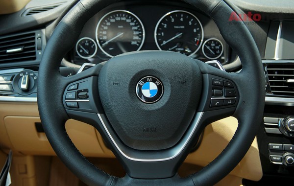 BMW X4 có thể vận hành ở ba chế độ lái là Sport, Comfort và ECO Pro