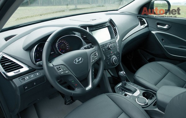 Nhiều tính năng hiện đại được trang bị thêm cho Hyundai SantaFe 2015