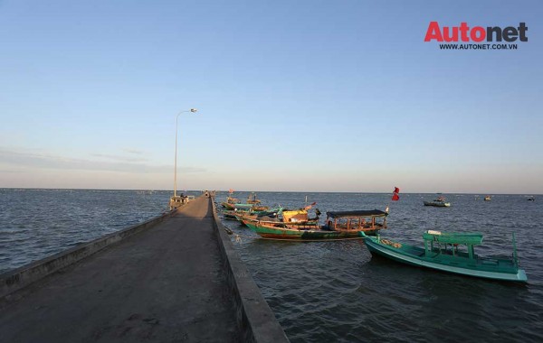 Làng chài Hàm Ninh nổi tiếng với bến cảnh và thuyền ghe đánh bắt hải sản 
